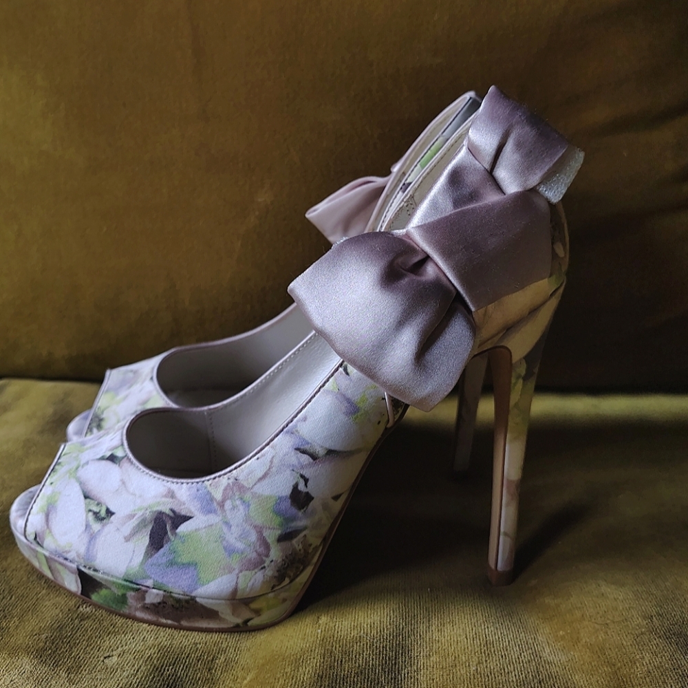 NWT Karen Millen Floral Peep-Toe Heels with Bow Accent Size 37 Euro or 6.5 US